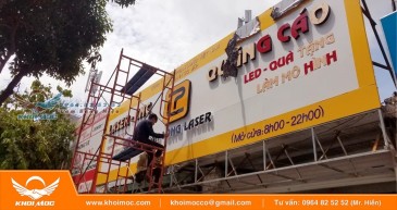 So sánh bảng hiệu chữ nổi và khắc chìm 26s