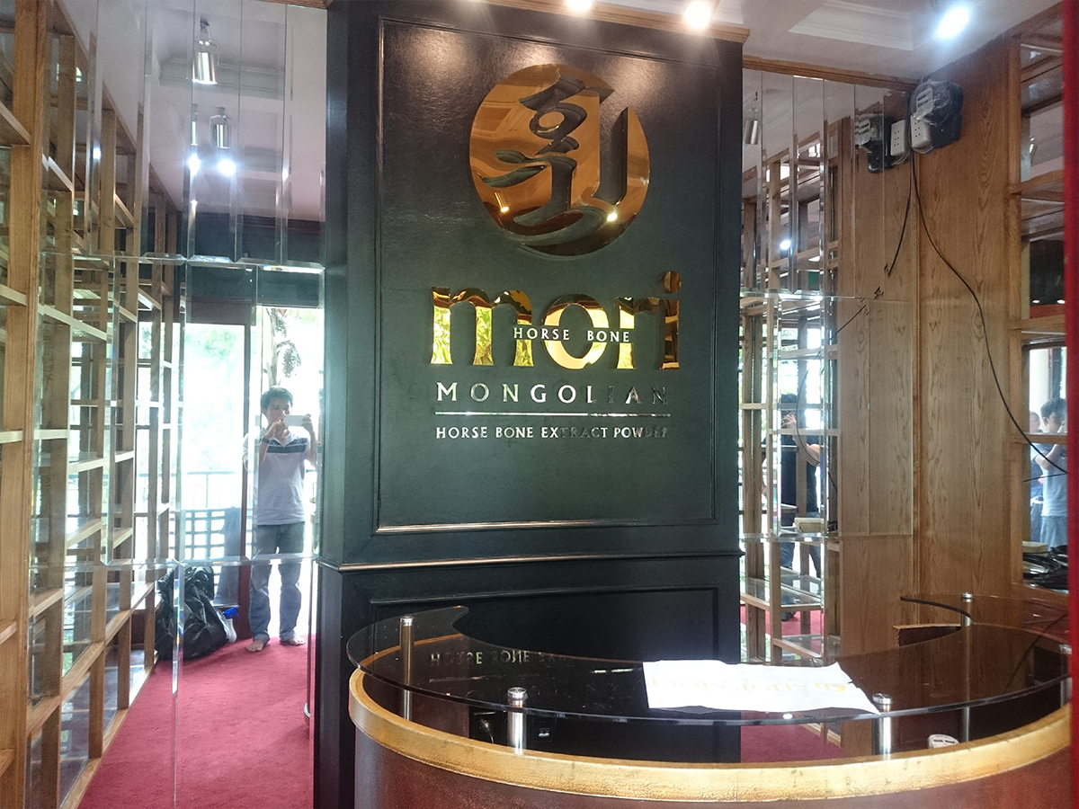 Logo chữ nổi inox gắn backdrop